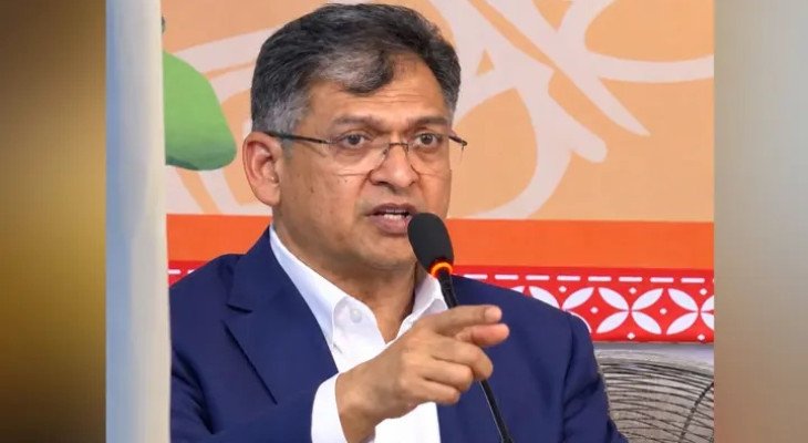 ‘আমাকে দেখলে তো লোকে সংবিধান বলে’, দুর্গাপূজার মণ্ডপে স্বরাষ্ট্রমন্ত্রী